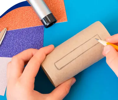 2 manualidades con rollos de papel higiénico