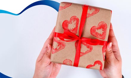 Haz envolturas de regalos con sellos de tubos de cartón