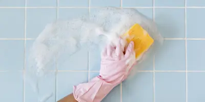 ¿Cómo limpiar los azulejos del baño y dejarlos como nuevos?